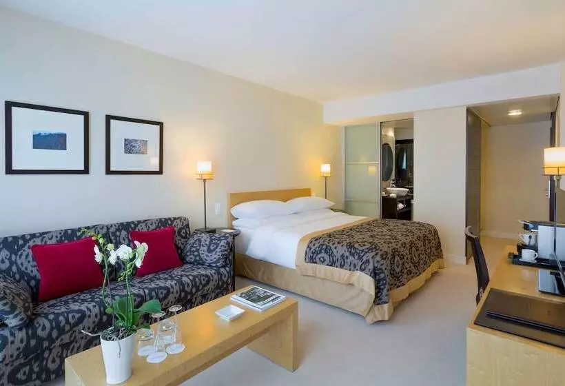 Executive-huone, Jade Manotel