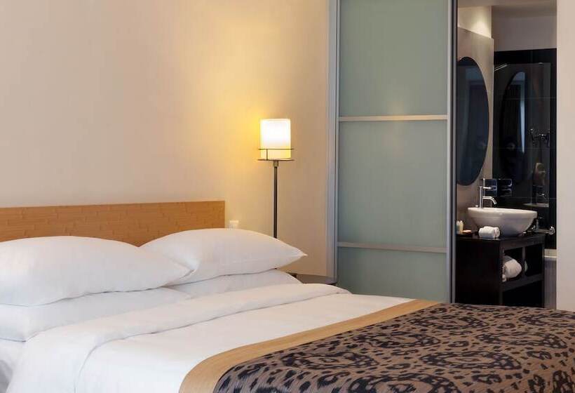 اتاق اجرایی, Jade Manotel