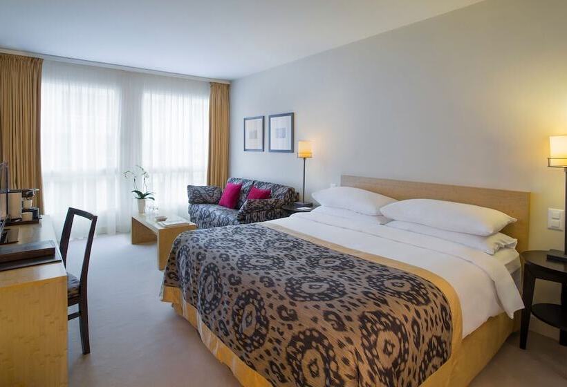 اتاق اجرایی, Jade Manotel