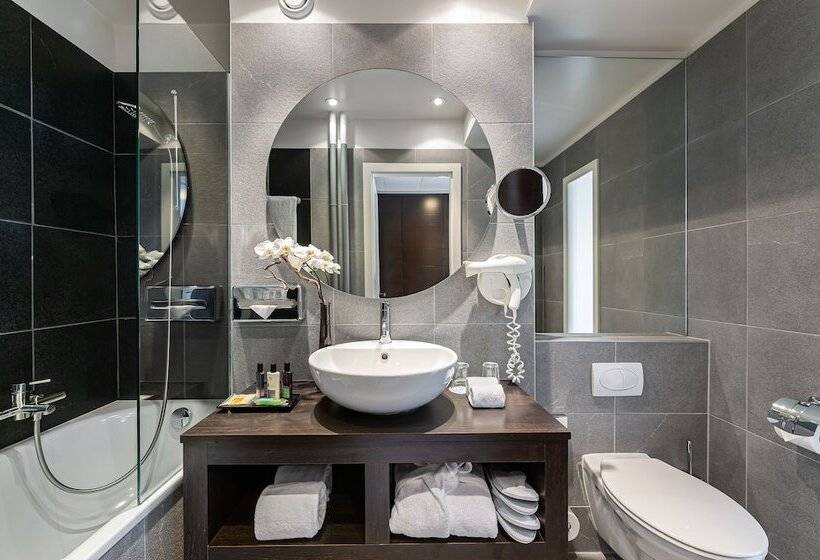 سوییت جونیور, Jade Manotel