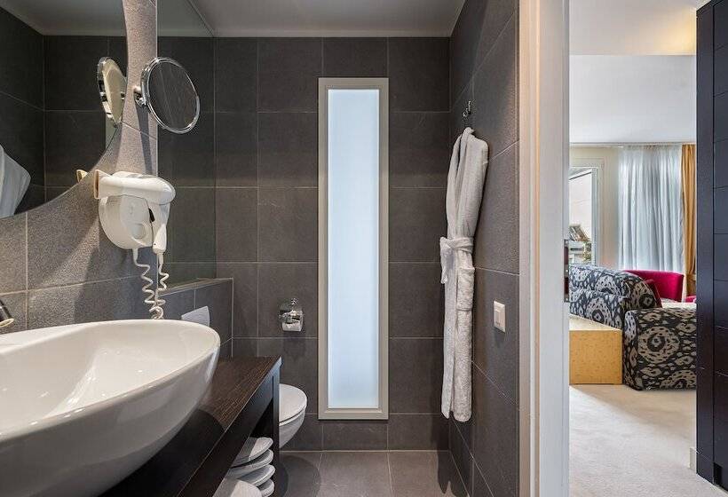 سوییت جونیور, Jade Manotel