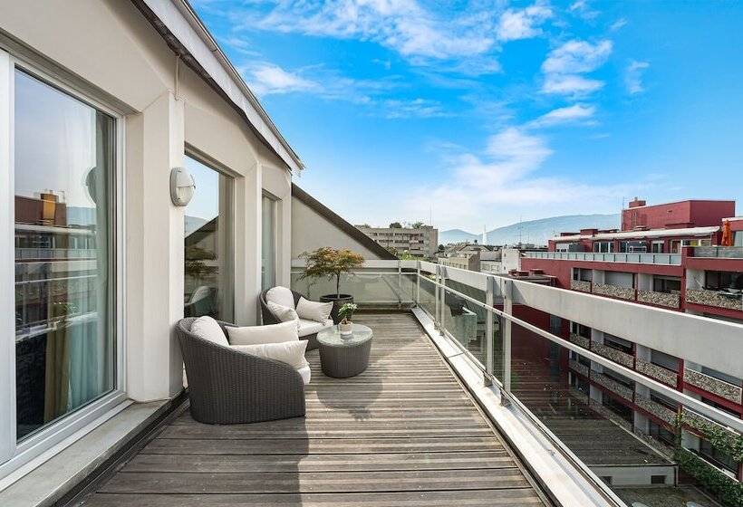 سوییت جونیور, Jade Manotel