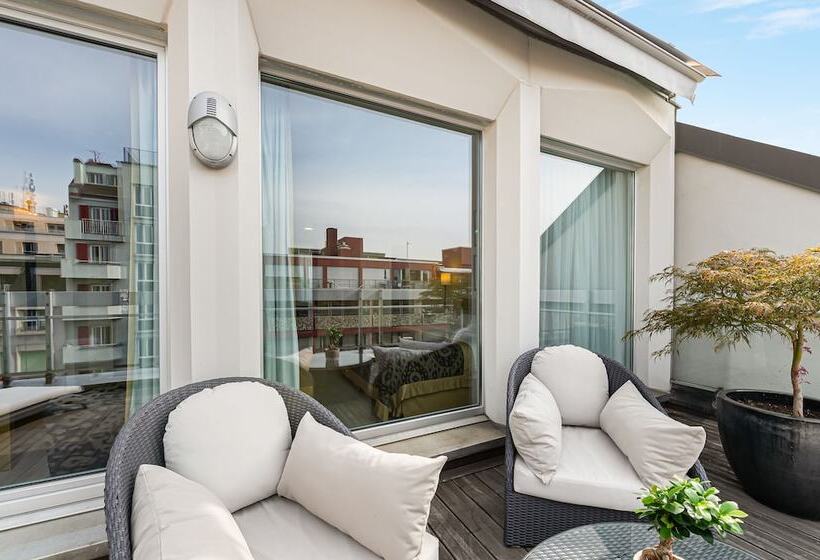 سوییت جونیور, Jade Manotel