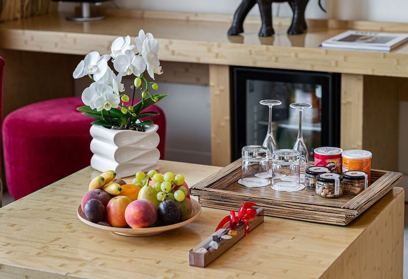 سوییت جونیور, Jade Manotel