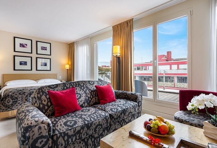 سوییت جونیور, Jade Manotel