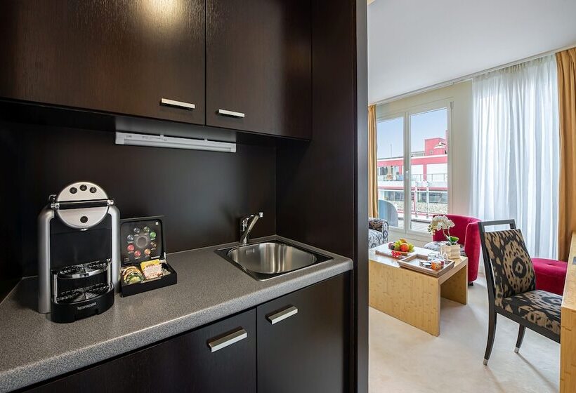 سوییت جونیور, Jade Manotel