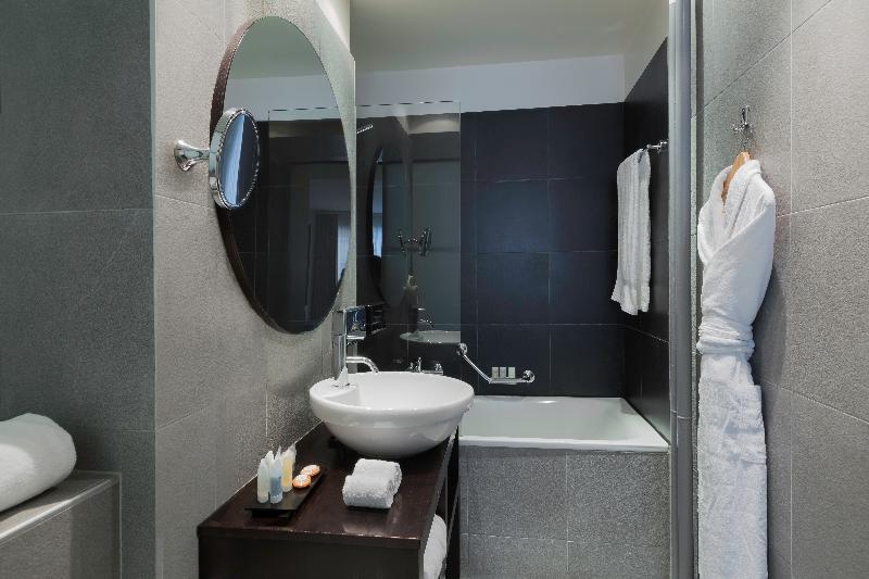 اتاق اجرایی, Jade Manotel