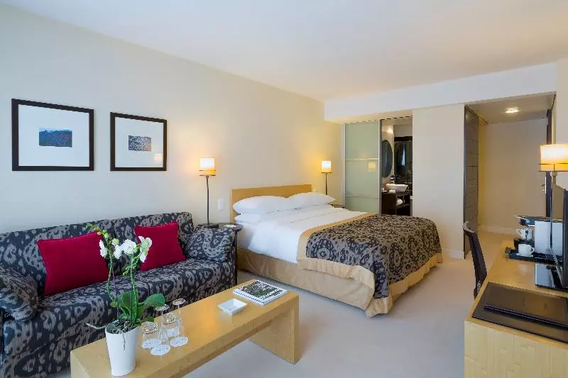 Executive-huone, Jade Manotel