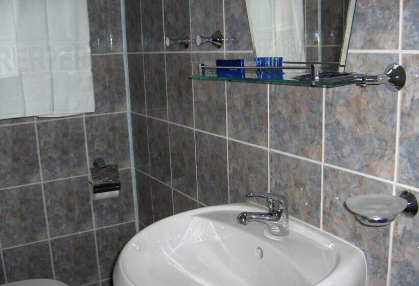 חדר סטנדרט לשלושה, Perfect