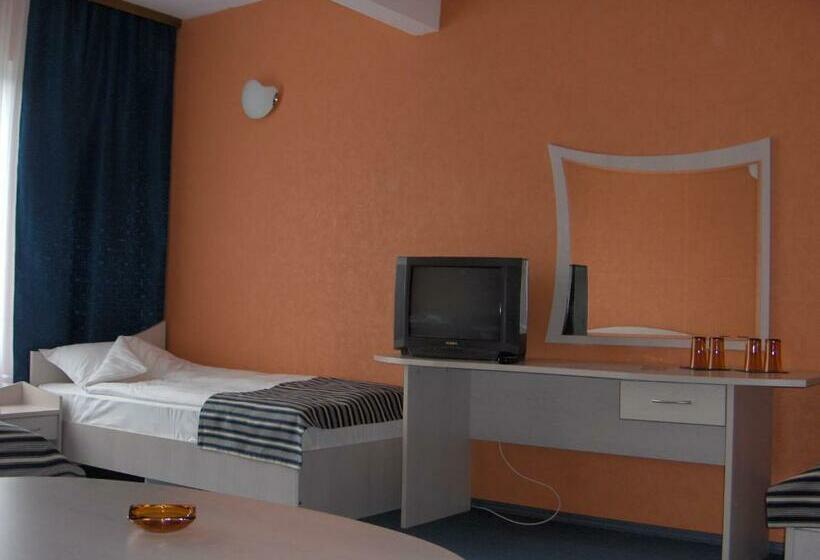 חדר סטנדרט לשלושה, Perfect