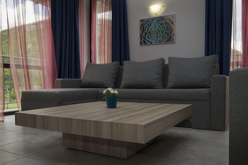 شقة غرفة واحدة, Complex Perpera