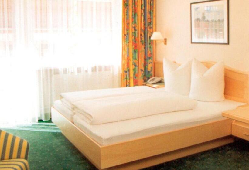 غرفة قياسية ثلاثية, Garni Angelika