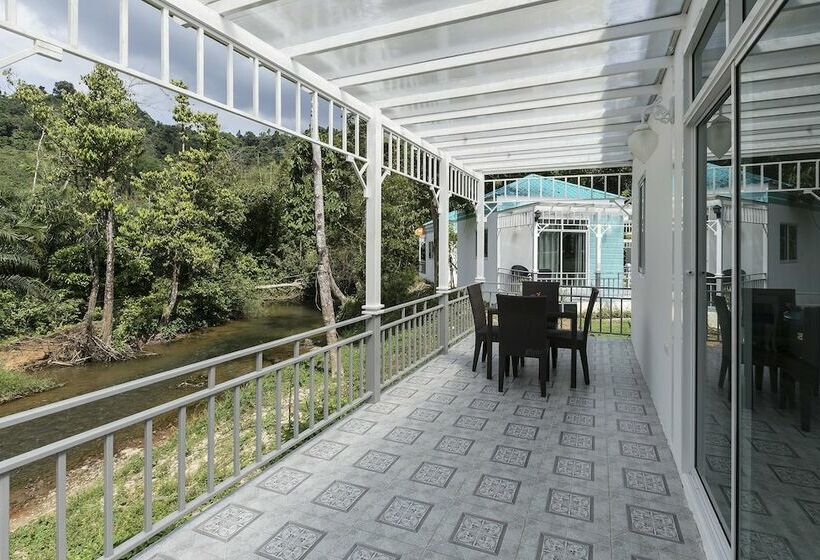 Quarto Familiar, Again At Klongnga Resort