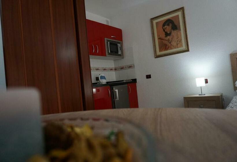 استودیوی استاندارد, Apartamentos Piramides