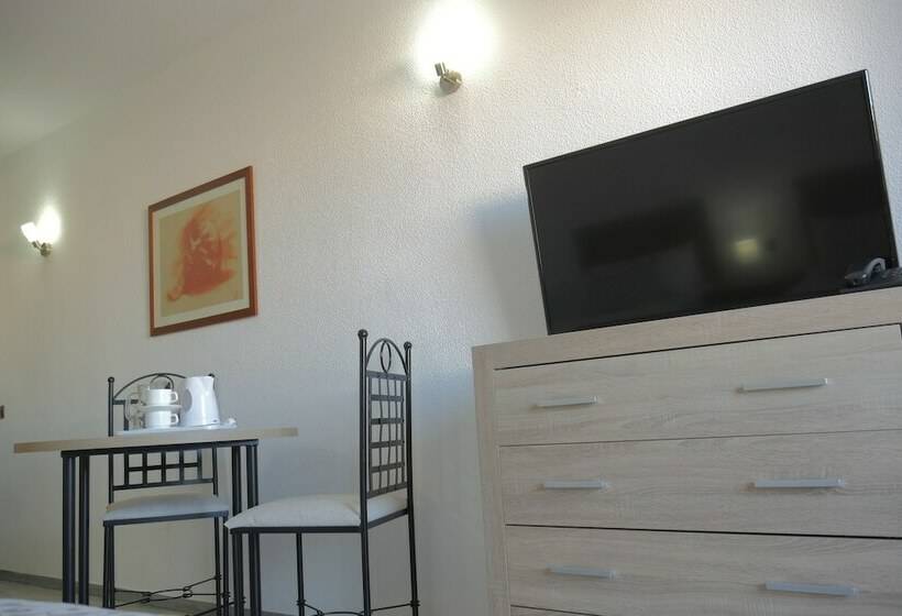 استودیوی استاندارد, Apartamentos Piramides