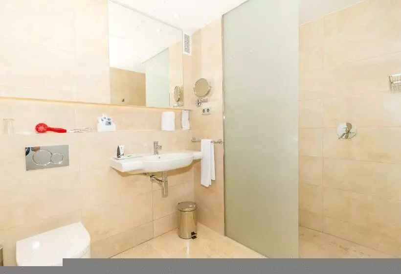 سوییت جونیور, Zafiro Alzinar Mar- Adults Only