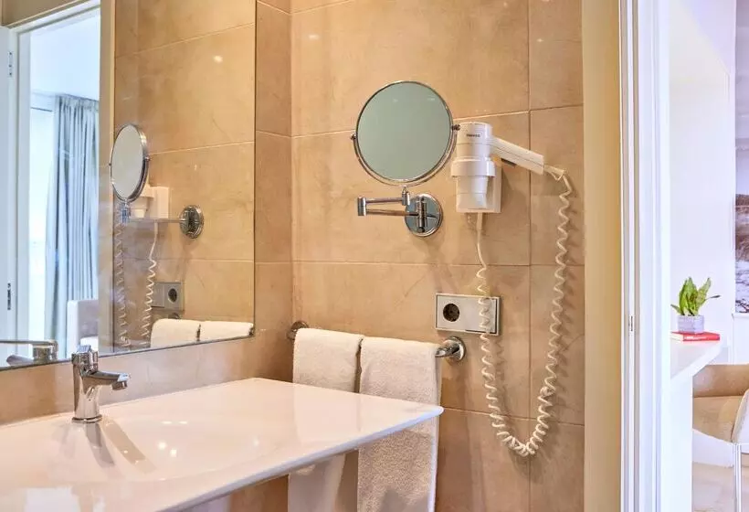 سوییت جونیور, Zafiro Alzinar Mar- Adults Only