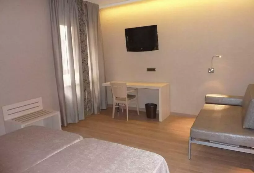 اتاق استاندارد سه نفره, Barcelona House