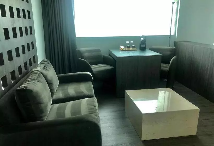 سوئیت مستر, We Hotel Aeropuerto