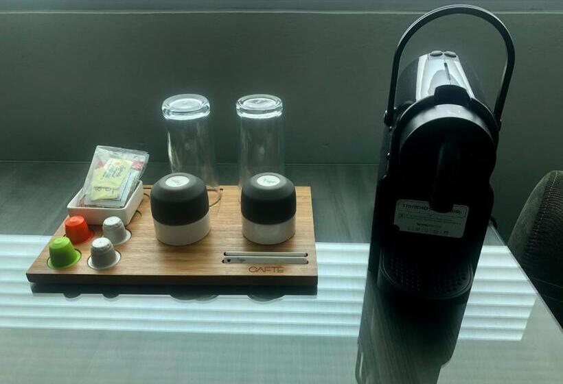 سوئیت مستر, We Hotel Aeropuerto