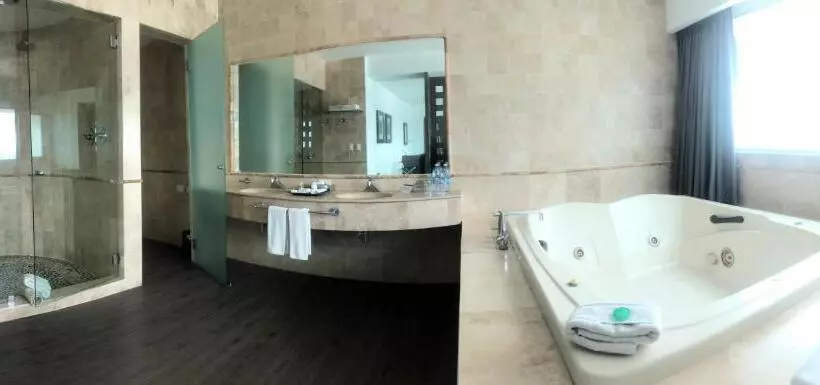 سوئیت مستر, We Hotel Aeropuerto