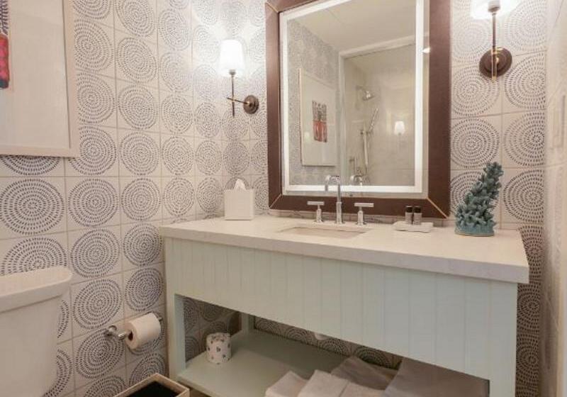 适合残疾人士使用的带超级大床的标准间, Casa Marina Key West, Curio Collection by Hilton