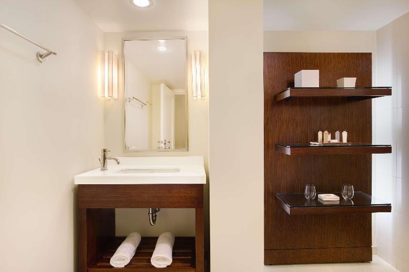 带大床的套房, Casa Marina Key West, Curio Collection by Hilton