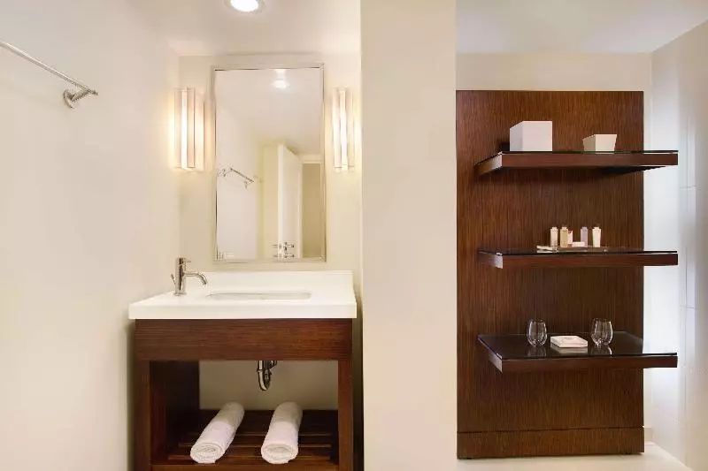 سوئیت با تخت بزرگ, Casa Marina Key West, Curio Collection by Hilton