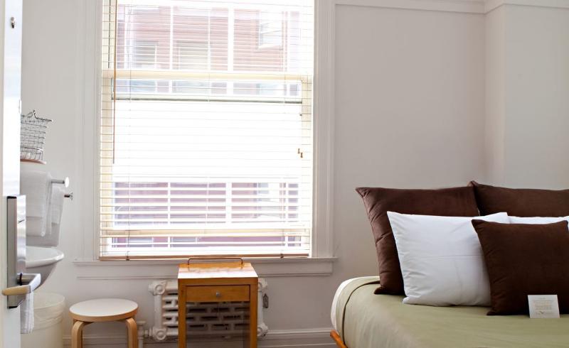 バスルーム共有のシングルスタンダード, The Mosser