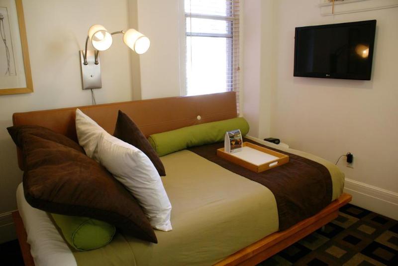 バス共有のスタンダードルーム, The Mosser