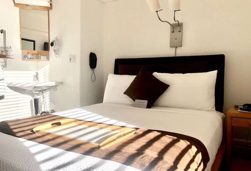 バスルーム共有のシングルスタンダード, The Mosser