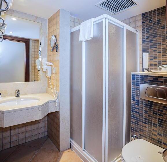 חדר משפחתי, Villa Side