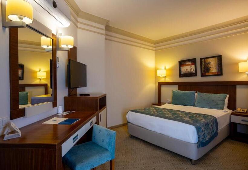 חדר משפחתי, Villa Side