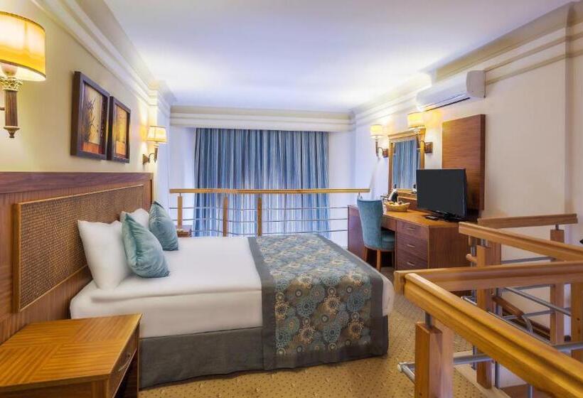 חדר משפחתי, Villa Side