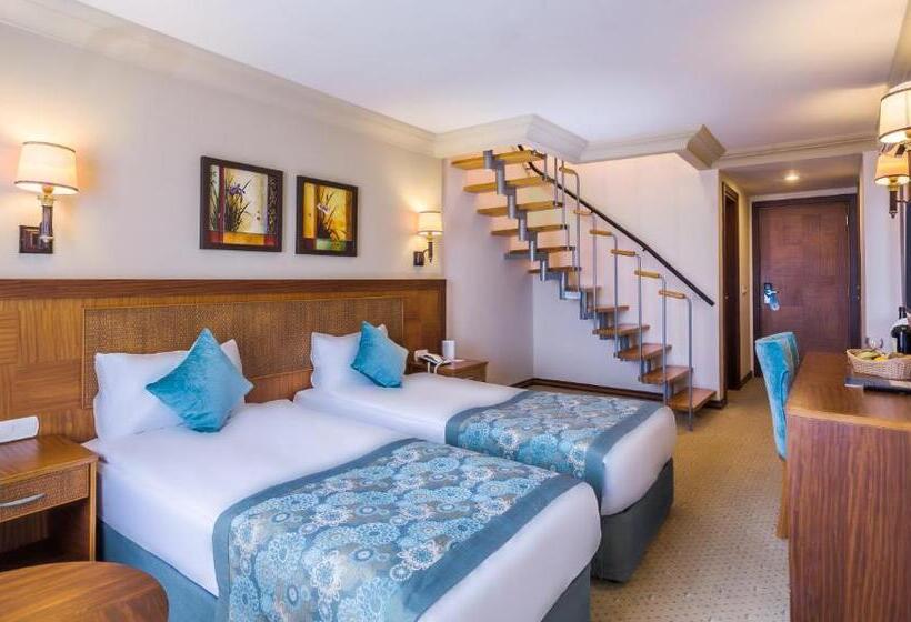 חדר משפחתי, Villa Side