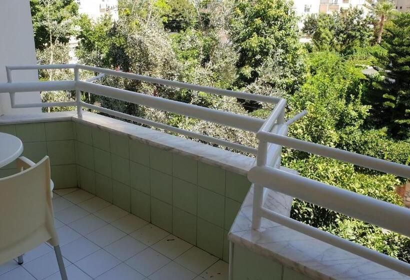 Трехместный Номер Стандарт с Балконом, İsabella Apart Otel