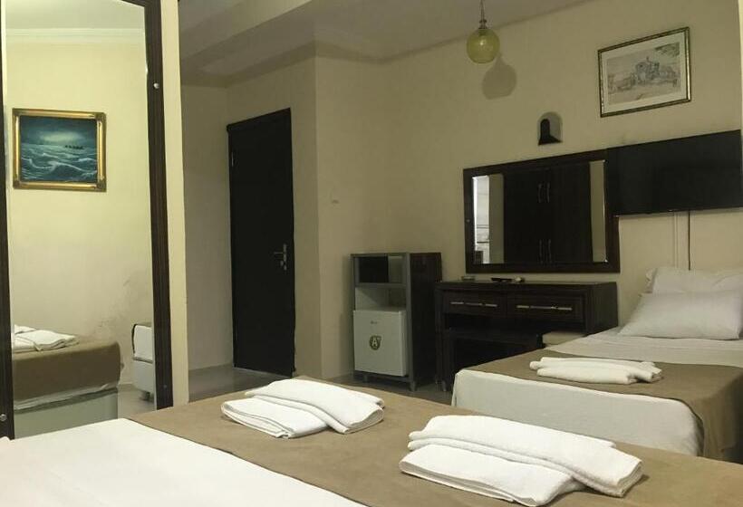 غرفة قياسية ثلاثية مزودة بشرفة, Tumay Hotel Bitez