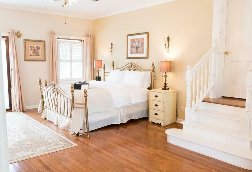 标准三人间, The Manor At Airmont