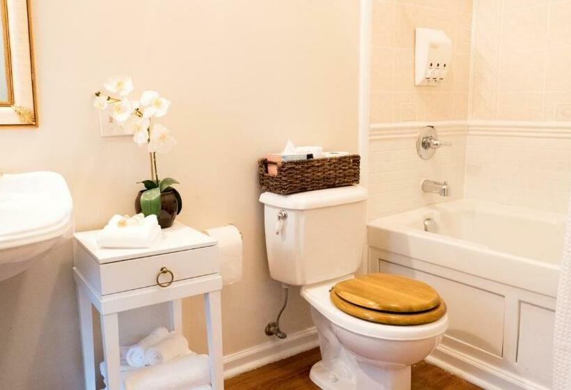 标准三人间, The Manor At Airmont