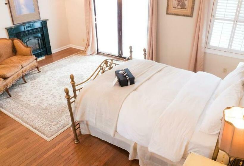 标准三人间, The Manor At Airmont