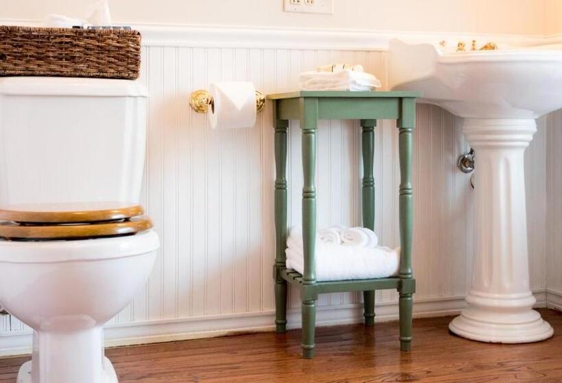 标准间, The Manor At Airmont