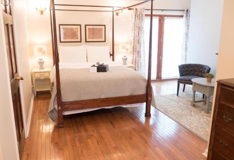 标准三人间, The Manor At Airmont