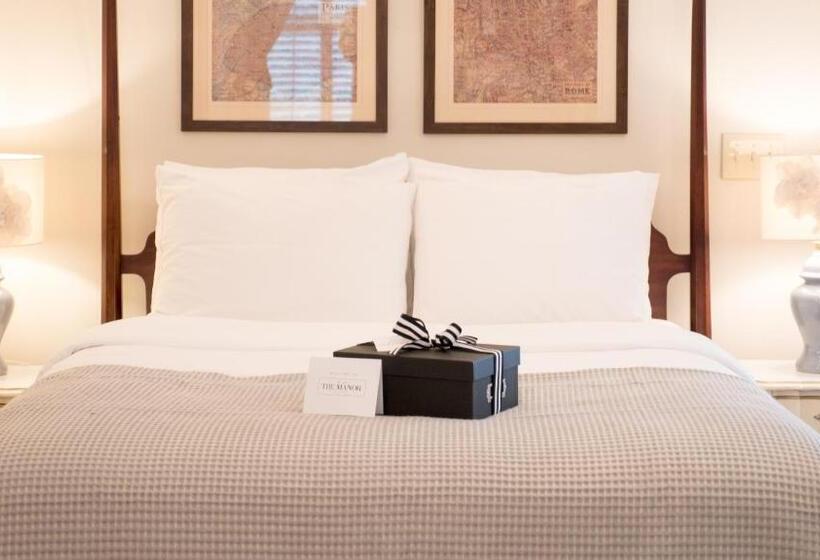 标准三人间, The Manor At Airmont