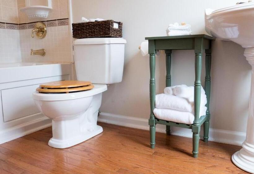 标准三人间, The Manor At Airmont