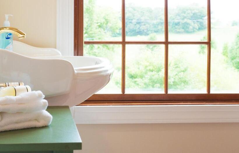 标准三人间, The Manor At Airmont