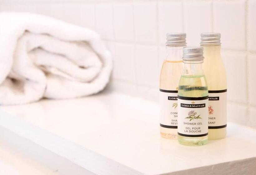 标准间, The Manor At Airmont