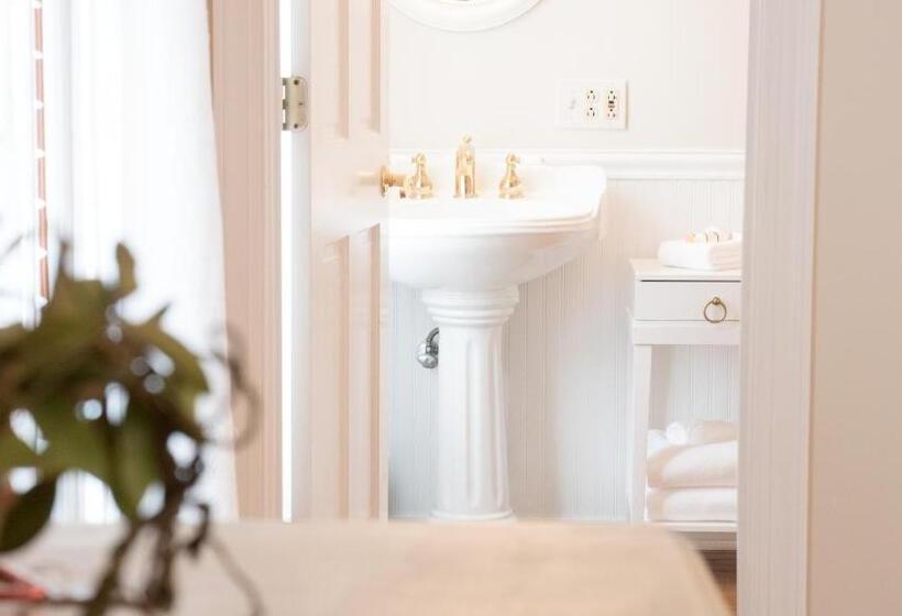 四人标准间, The Manor At Airmont