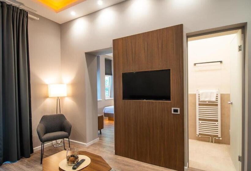 اتاق لوکس خانوادگی, Vila Emilia