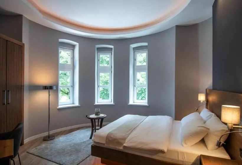 اتاق لوکس, Vila Emilia