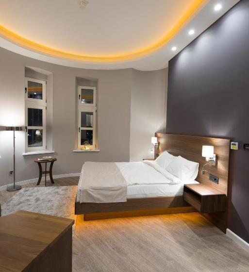 اتاق لوکس, Vila Emilia